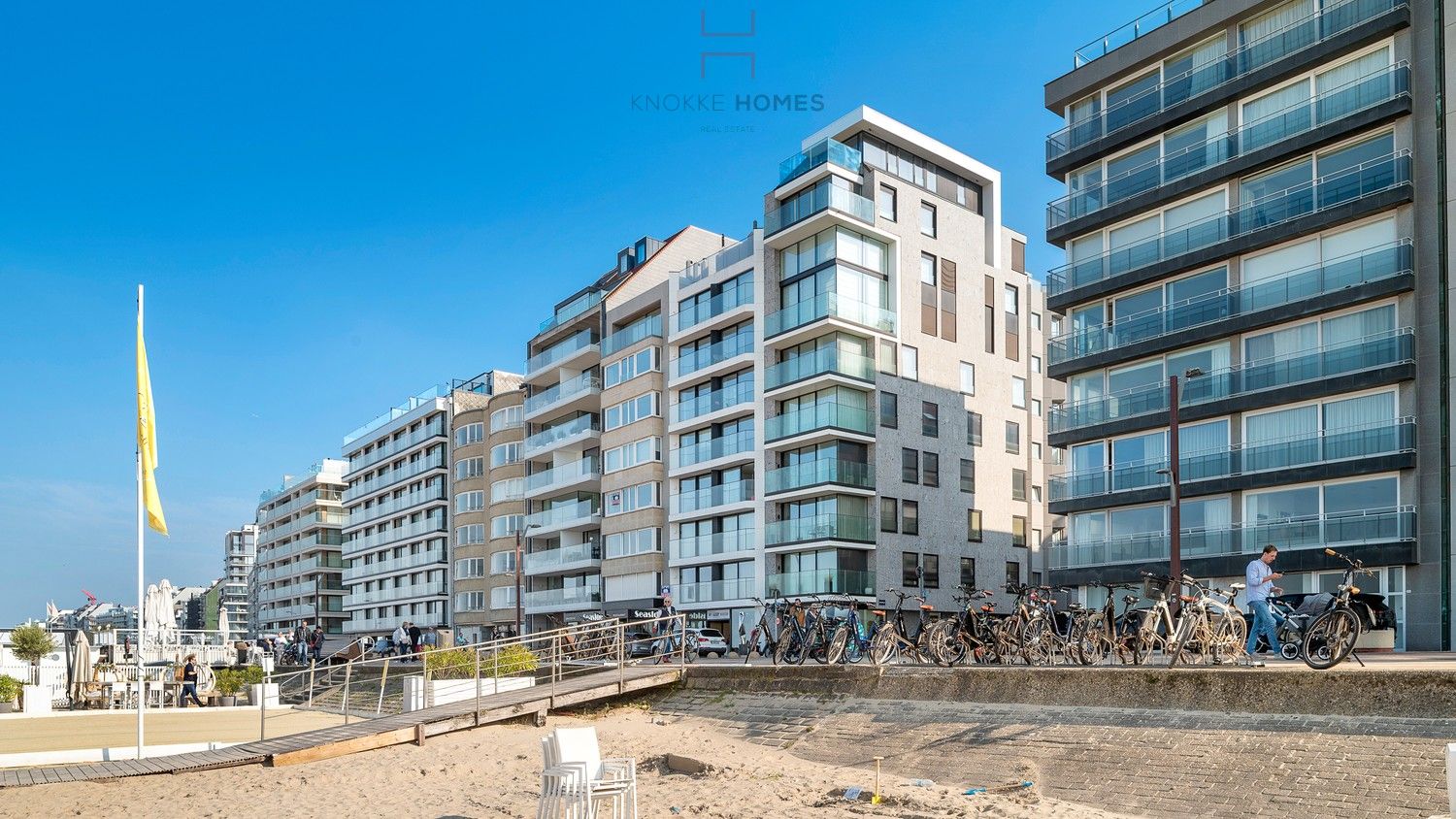 Smaakvol gerenoveerd appartement met frontaal zeezicht en groot terras in het Zoute foto 2