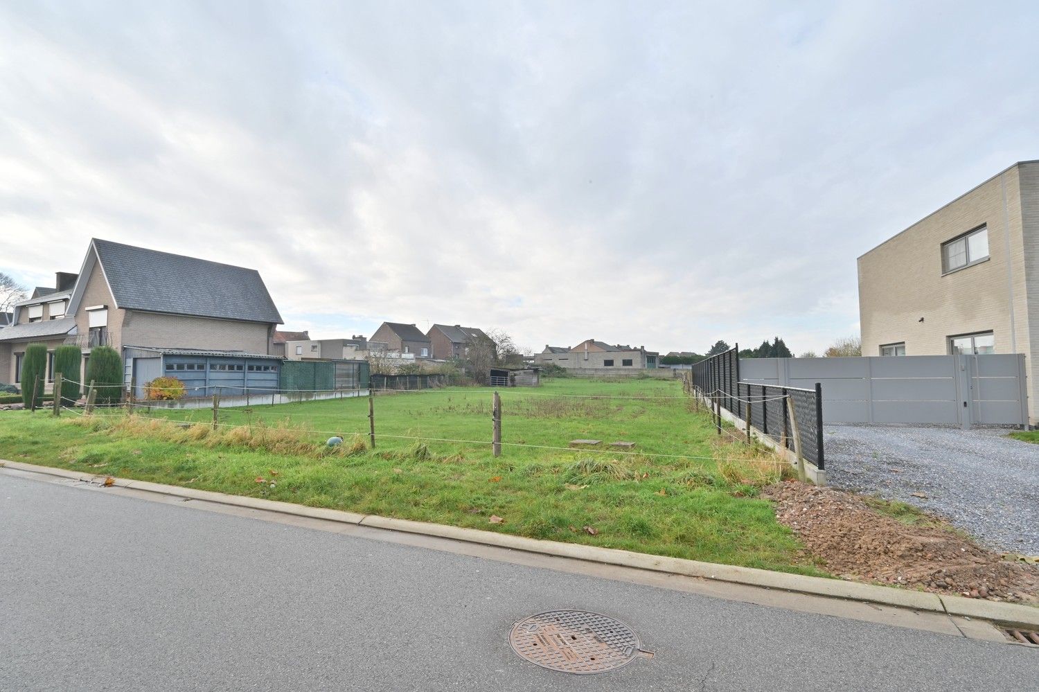 Bouwgrond bestemd voor open bebouwing van 21a 26ca (2.126 m²) centraal gelegen in Lanaken-Veldwezelt foto 3