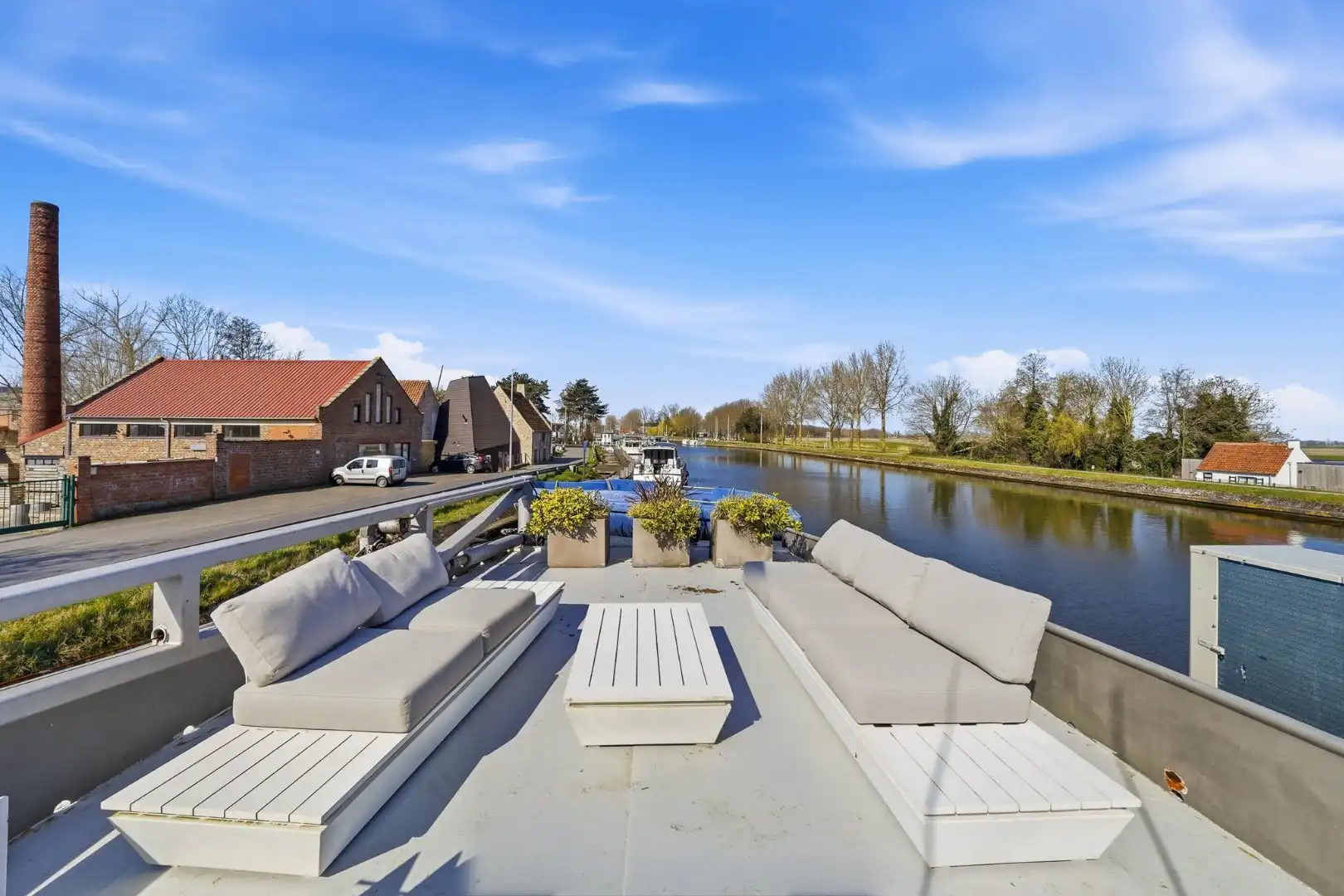 Unieke woonboot met B&B en vergunde ligplaats in Plassendale foto 8