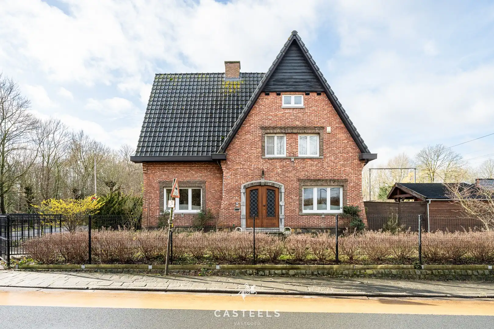 Ruime gezinswoning met zonnige tuin te koop in Lokeren foto 2