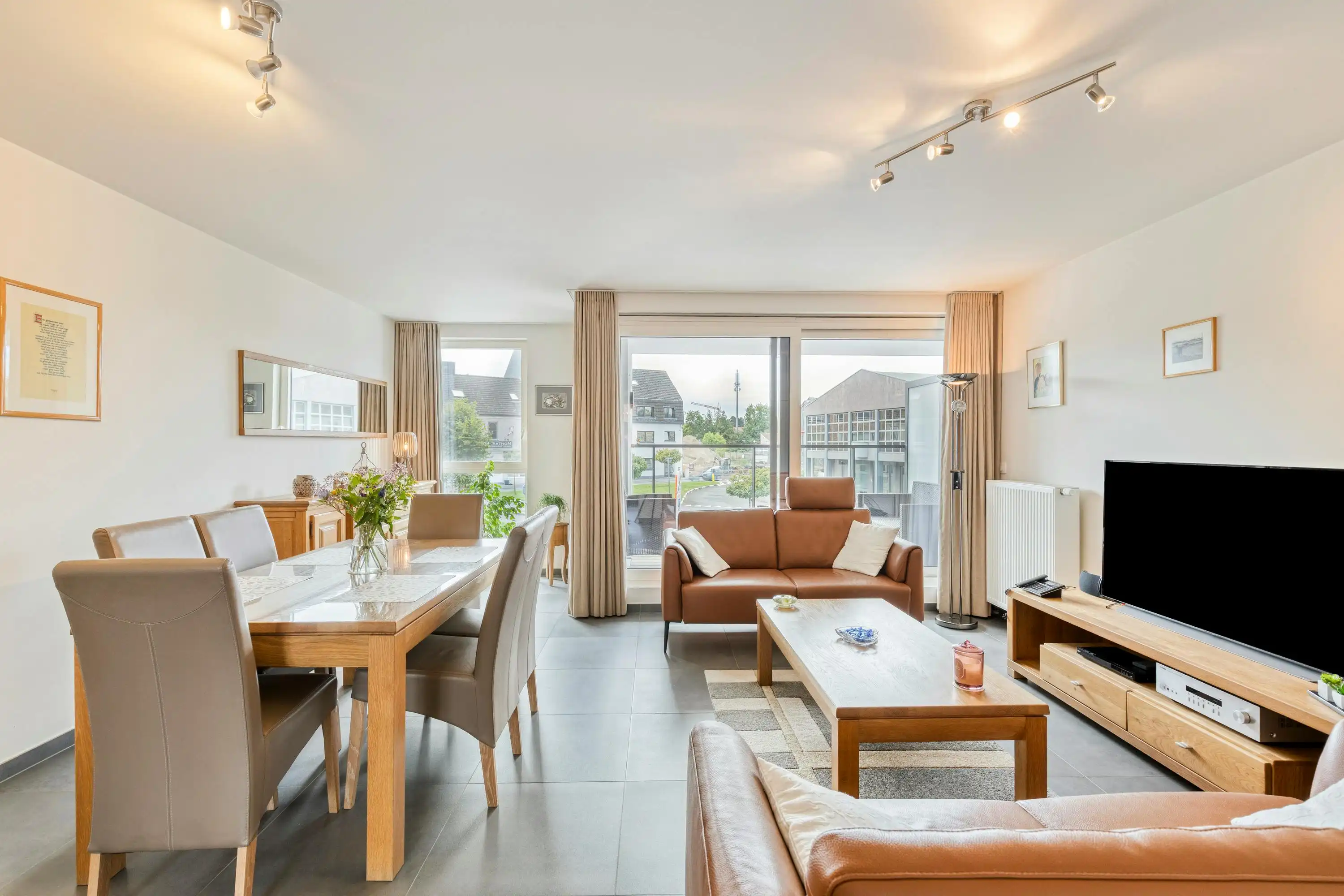 Twee slaapkamerappartement met parking en fietsenberging foto {{pictureIndex}}