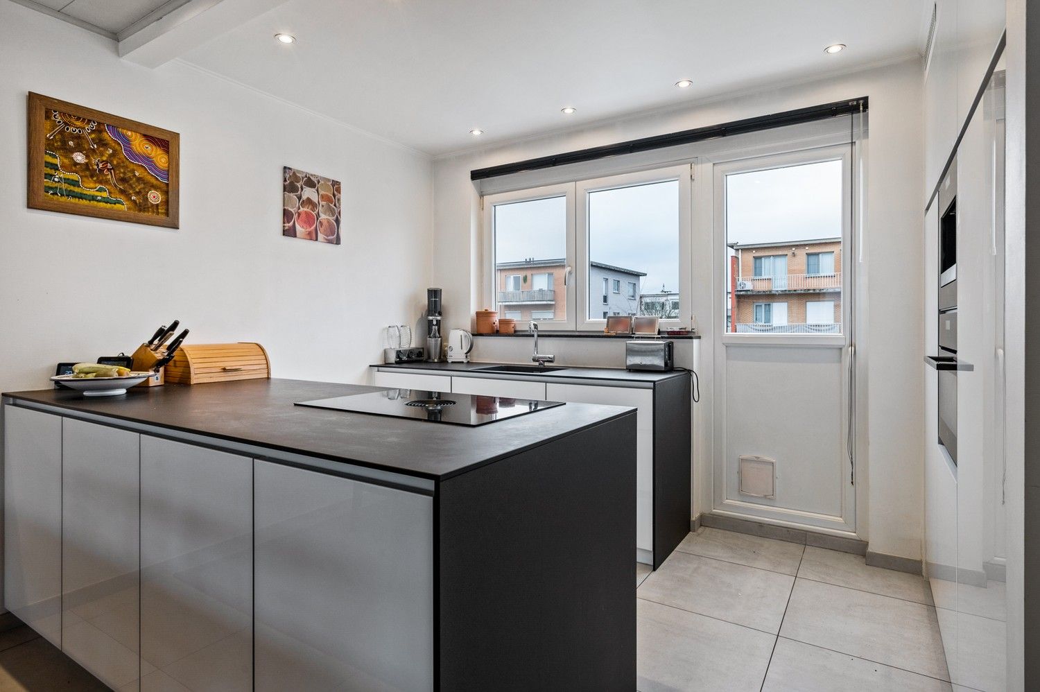 Recent gerenoveerde bel-etage&nbsp;met 3 slaapkamers te koop in Hoevenen! foto 4