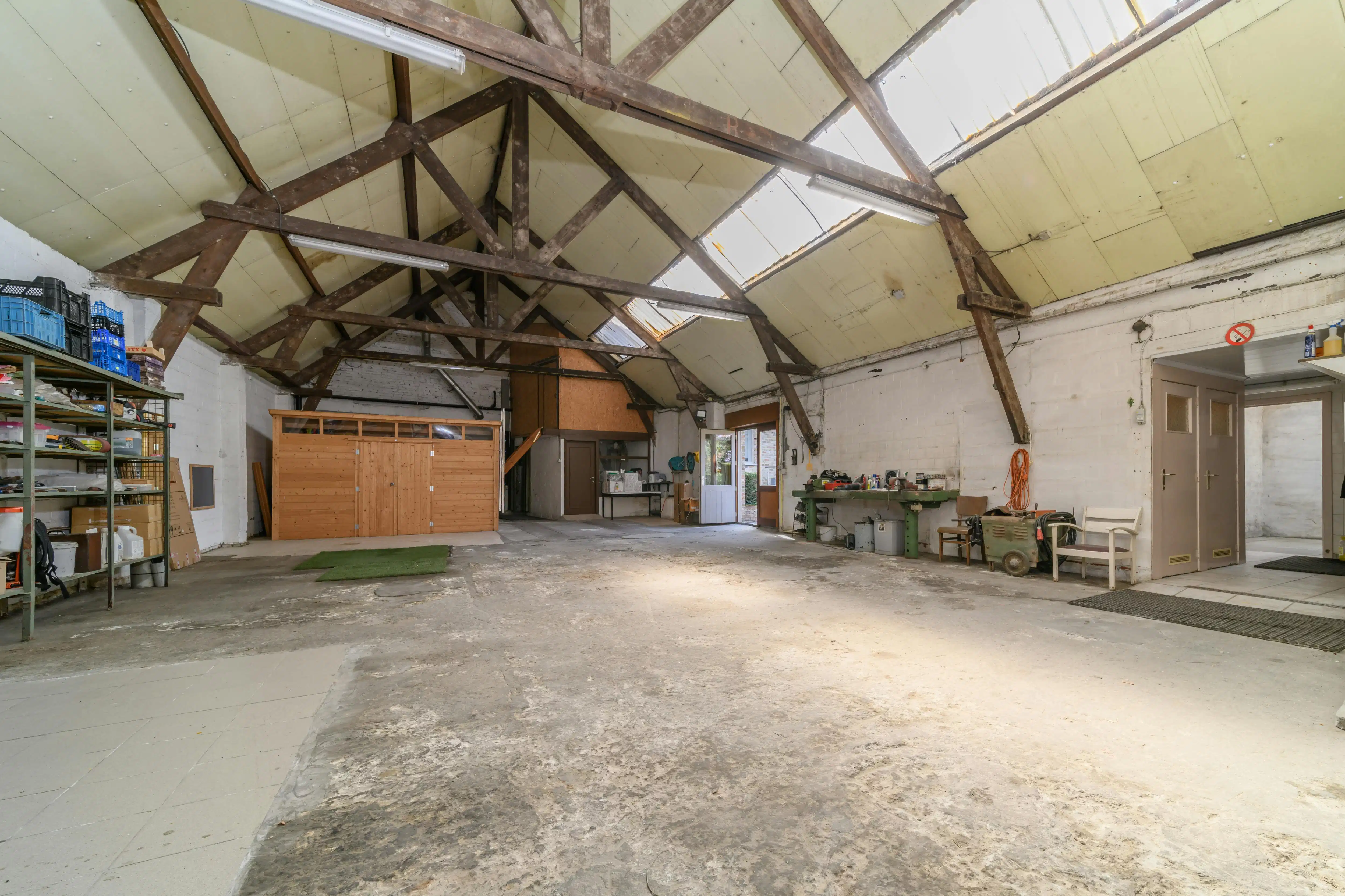 Herenhuis met ruime garage te koop in Izenberge. foto 10