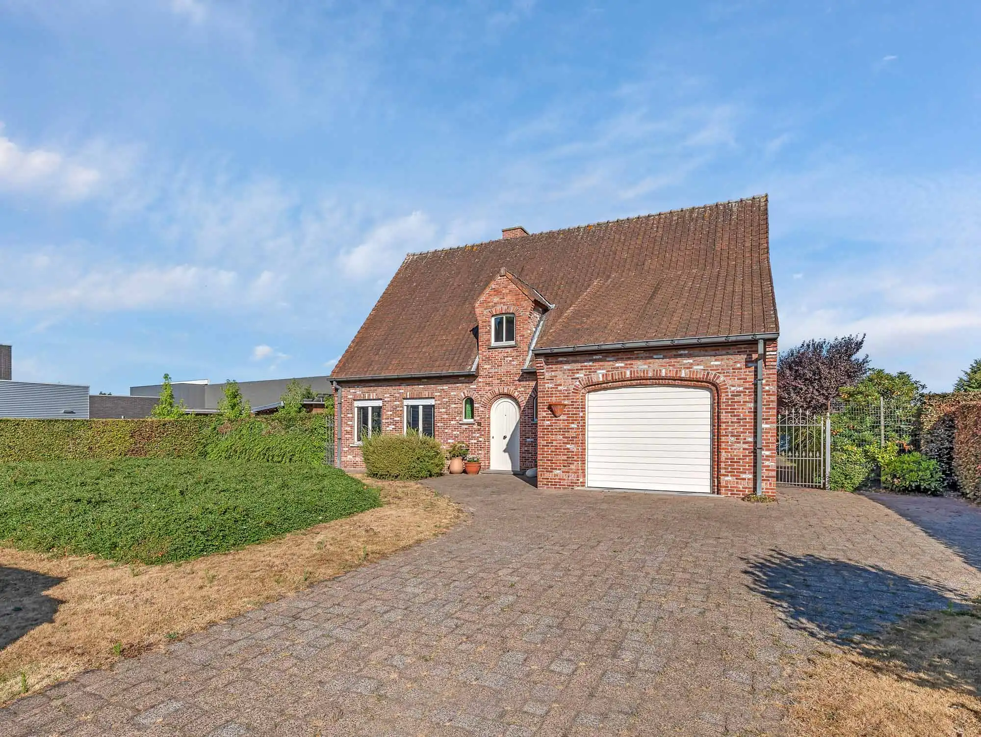 Ruime gezinswoning op een perceel van 1.009 m² foto 2
