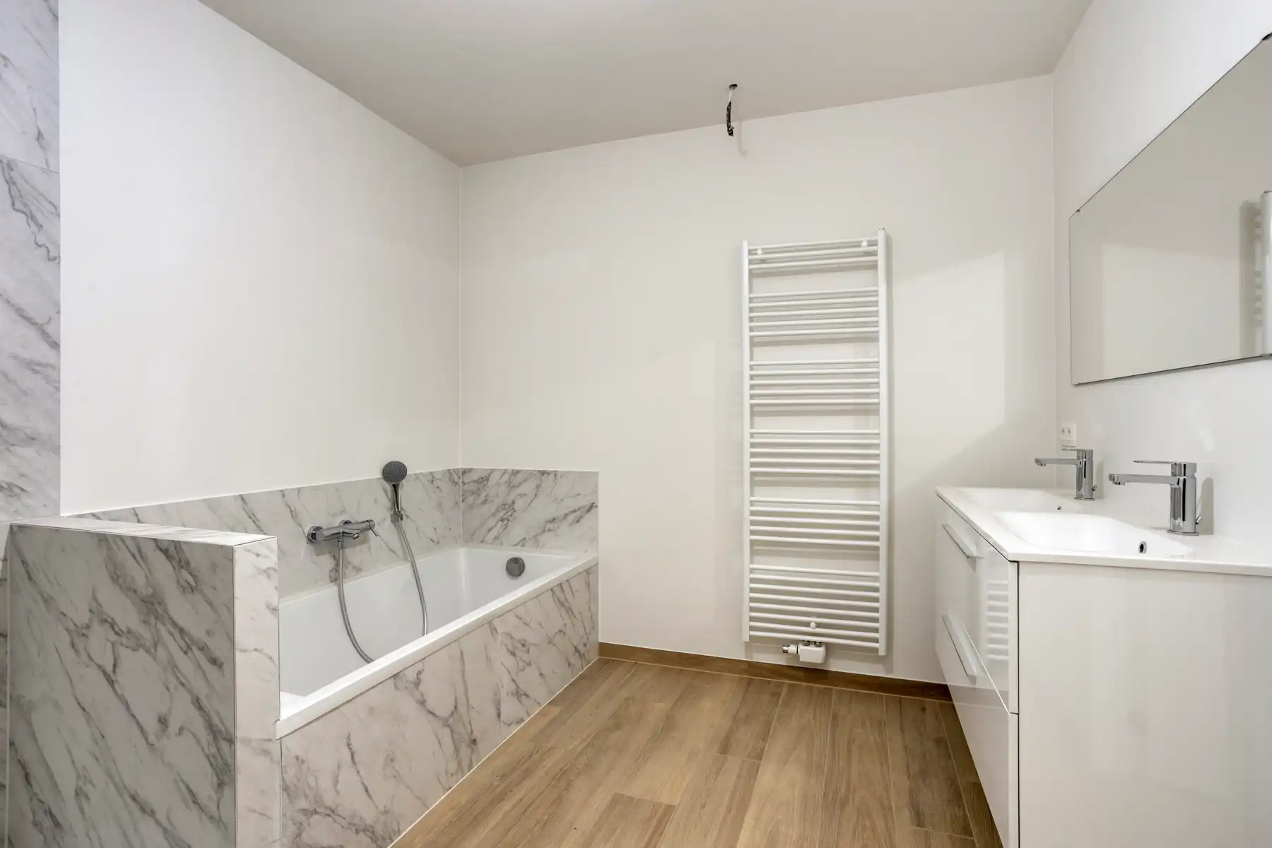 Prachtig gerenoveerd 2-slaapkamerappartement met tuin foto 15