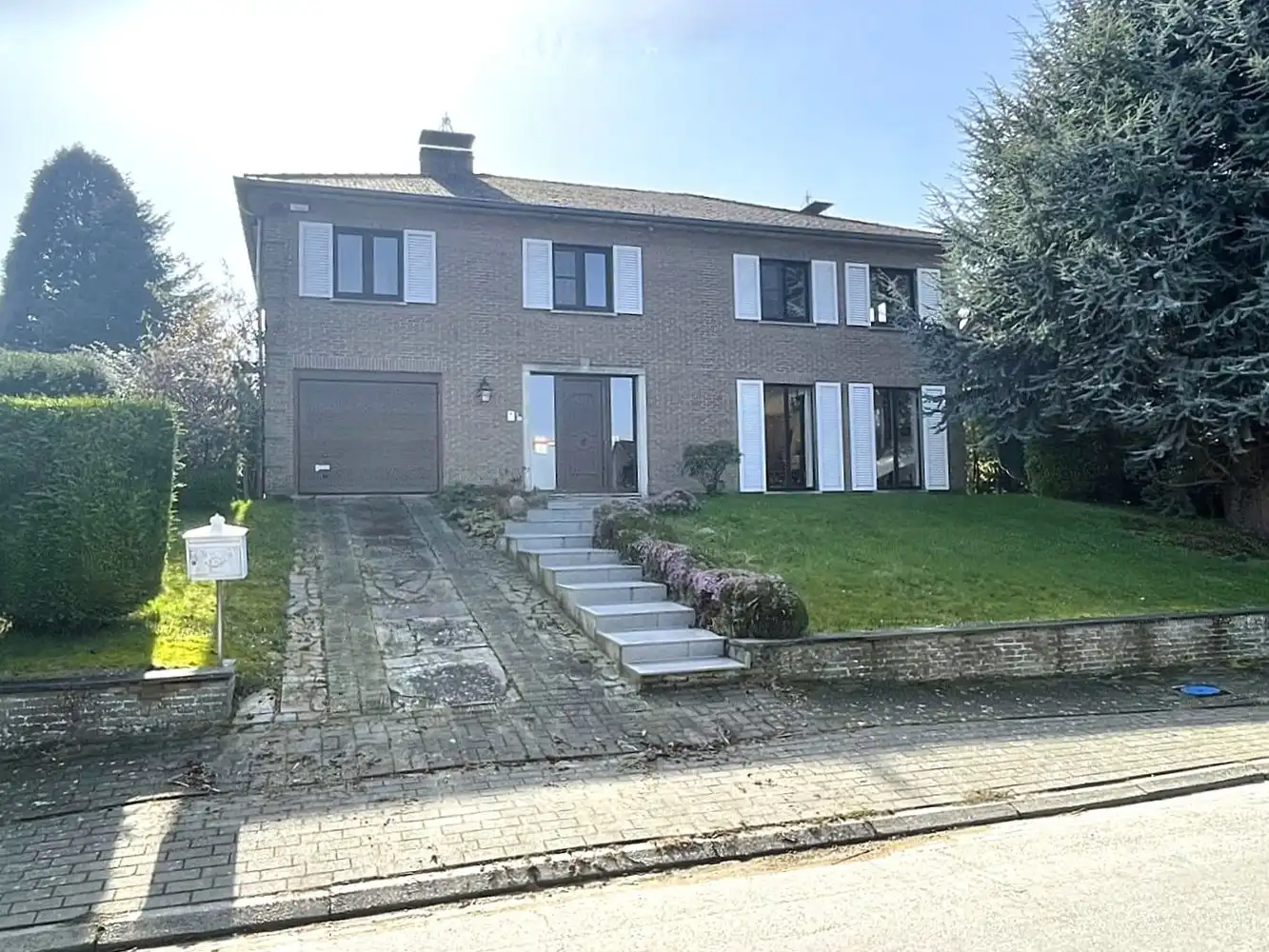 Karaktervolle vrijstaande villa met 5 slaapkamers en mooie tuin foto {{pictureIndex}}