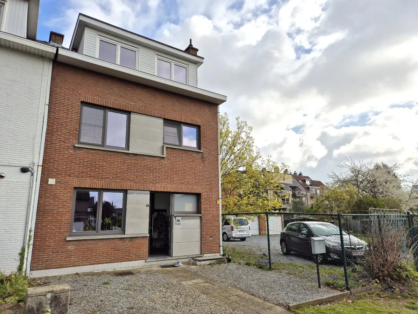 Gezellige halfopen woning in rustige buurt nabij centrum Hasselt foto {{pictureIndex}}
