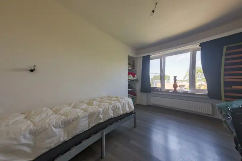 Centraal gelegen appartement van 94m² met 3 slaapkamers, kelder en garage (Energielabel B). (foto's via A. I. bewerkt) foto 6