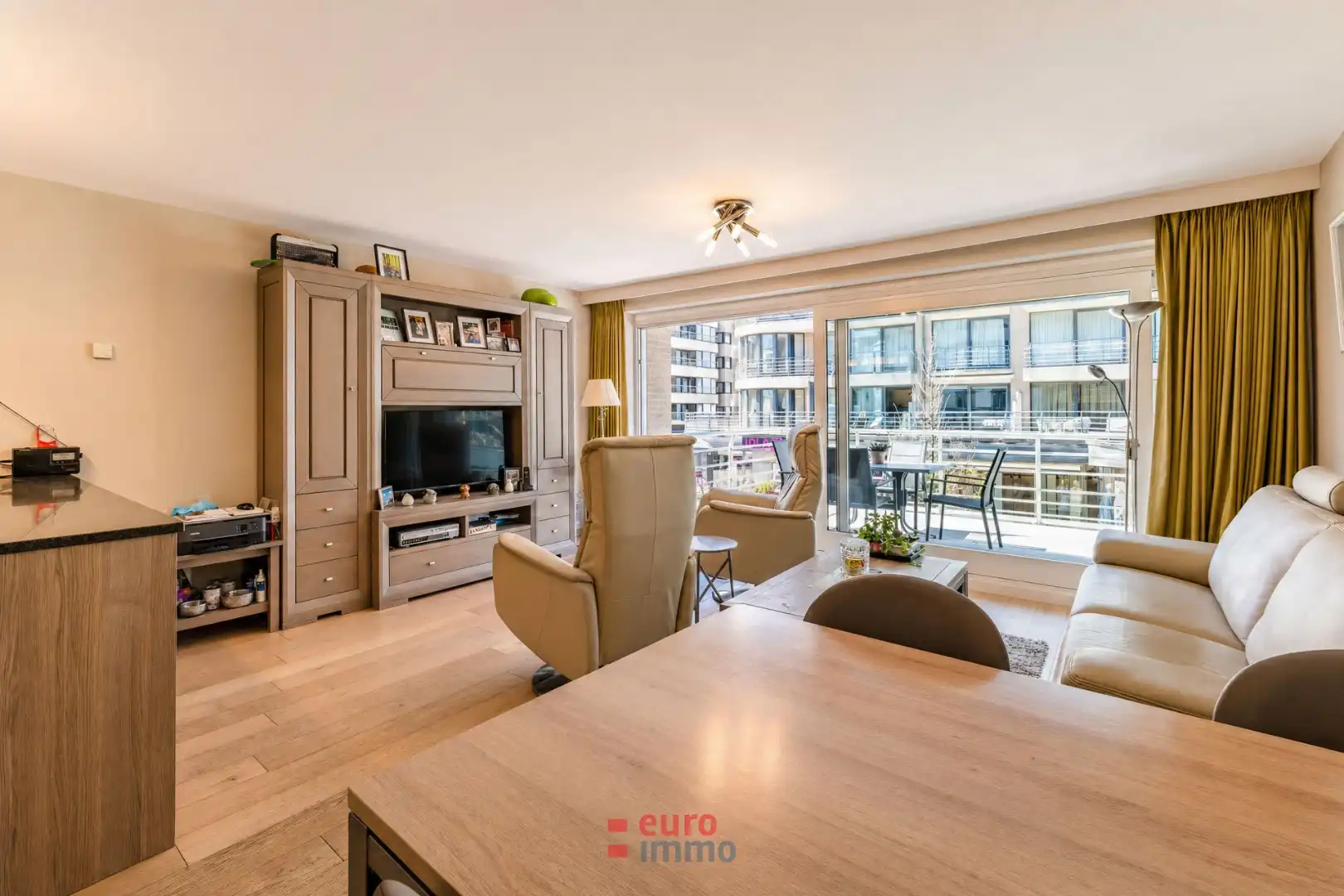Pal in de winkel/wandelstraat gelegen appartement met 2 slaapkamers én super terras! foto 7