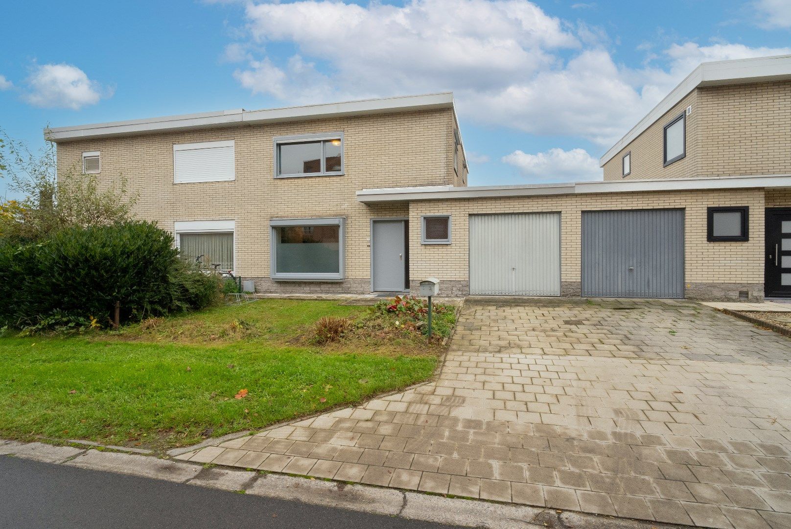 Hoofdfoto van de publicatie: KLOEKE WONING MET TUIN EN GARAGE