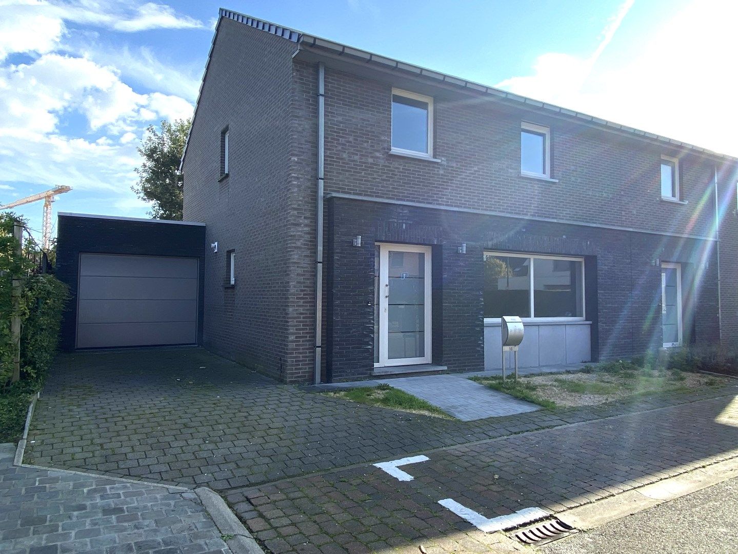 INSTAPKLARE HALF OPEN BEBOUWING MET 3 SLPKS | TUIN | GARAGE foto {{pictureIndex}}