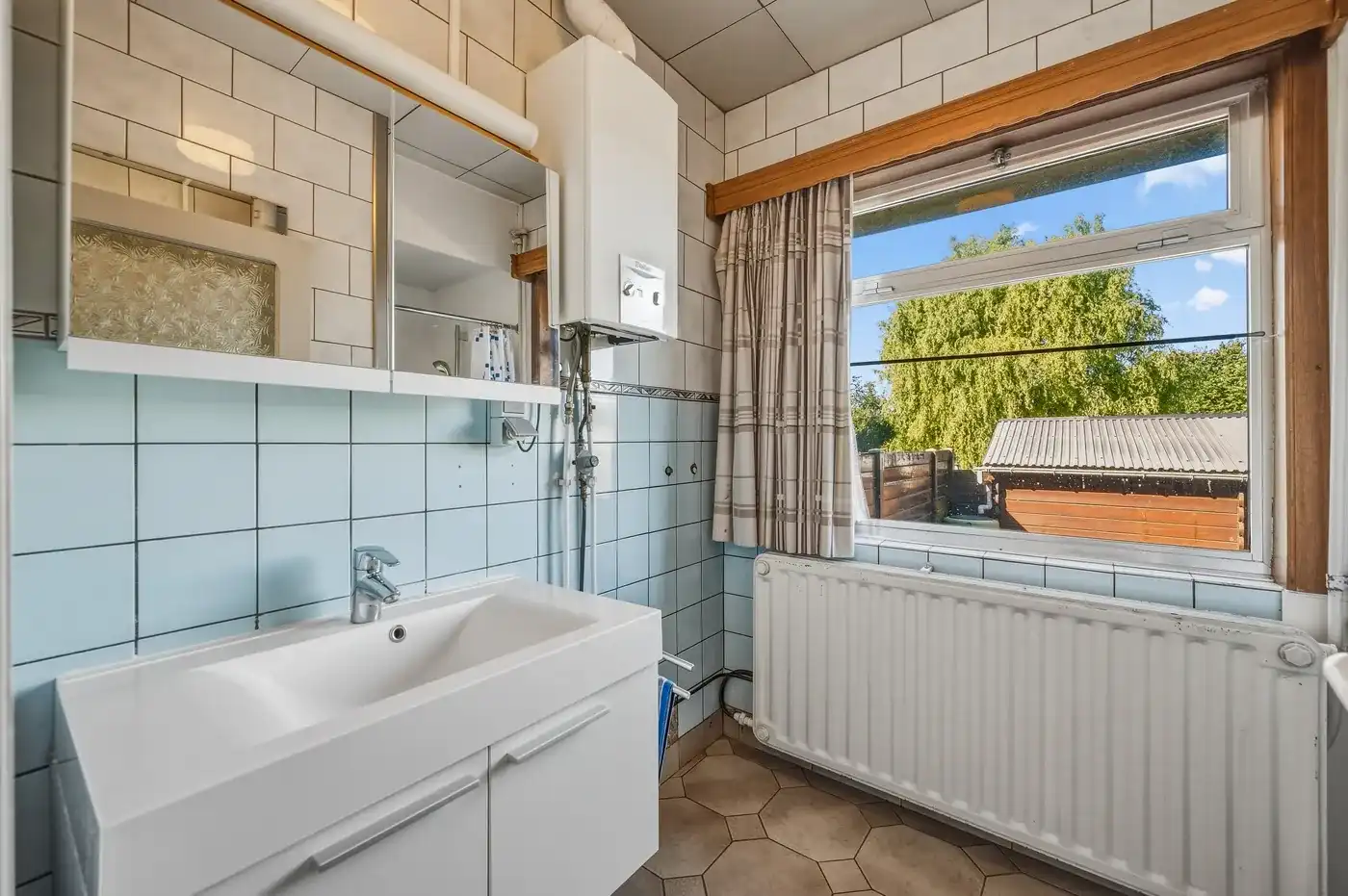 Charmante rijwoning met 2 slpk, tuin en parking foto 13