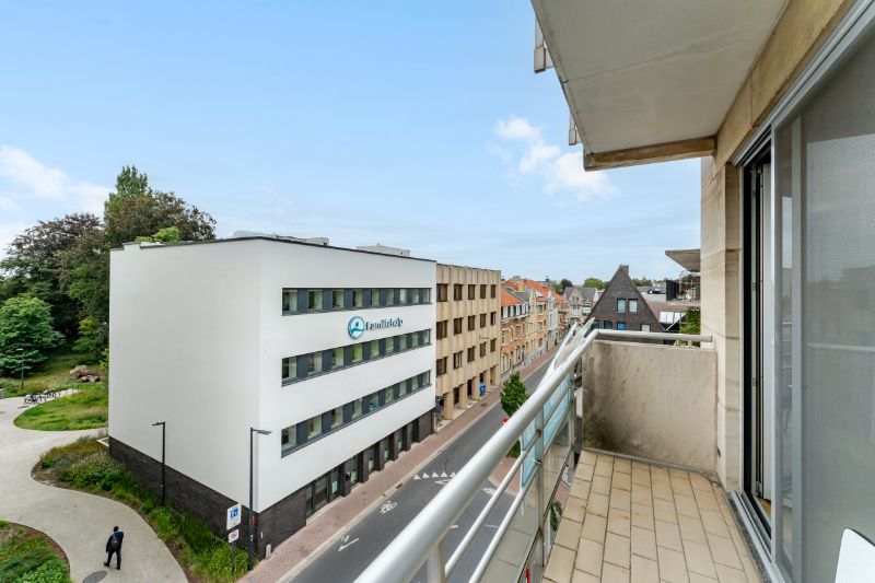 Roeselare-stadskern. Verzorgd twee-slaapkamerappartement met 3 terrassen, zuidelijk gelegen, 89m2 woonplezier. Aparte ondergrondse autostaanplaats mogelijk. foto 5