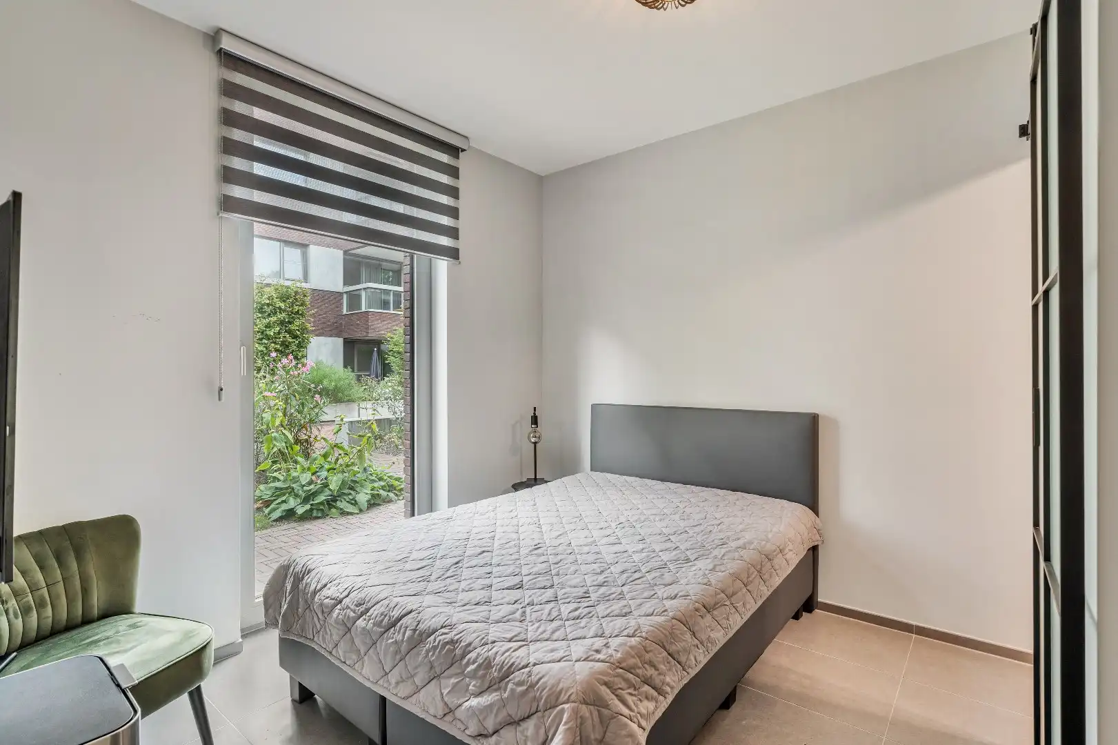 Exclusief gelijkvloers appartement met ruime terrassen, 2 slpk, extra brede autostaanplaats, centrum Genk foto 14