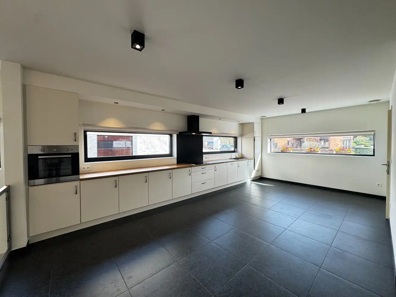 Architecturale woning met unieke split-level leefruimte in het groene Wiemesmeer foto 4