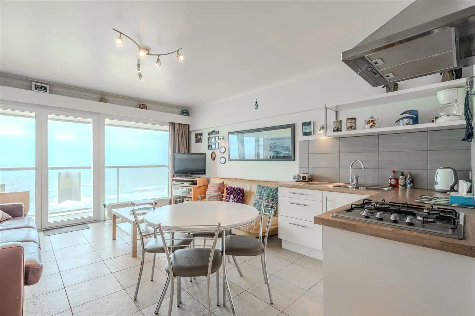 Studio met slaaphoek en frontaal zeezicht foto 3