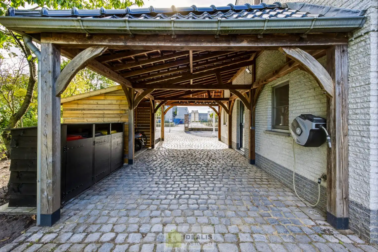 IDEALIS VASTGOED – EEN AANGENAME VRIJSTAANDE WONING MET EEN NIEUWE KEUKEN EN BADKAMER, EEN HEERLIJK RUIME WOONKAMER MET SPEKSTEENKACHEL, EEN EXTRA RUIME VERANDA (VOLLEDIG AF TE SLUITEN MET GLAZEN PUIEN), 3 SLAAPKAMERS, EEN EXTRA MULTIFUNCTIONELE RUIMTE (INGERICHT ALS KANTOOR MET APARTE INGANG) OP EEN RIANT PERCEEL VAN 14A 51CA, VOLLEDIG OMHEIND, VOORZIEN VAN VOLDOENDE PARKEERRUIMTE EN EEN PRACHTIGE CARPORT VOOR 2 WAGENS! foto 5