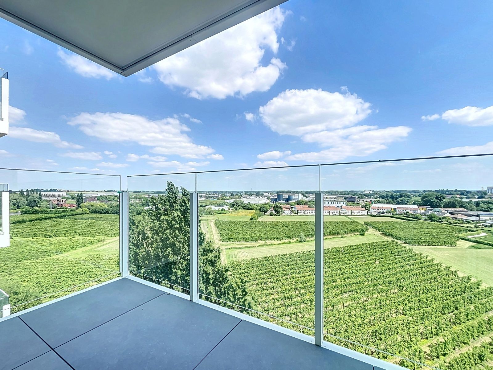 Vernieuwd app met 2 slpks en balkon foto 12