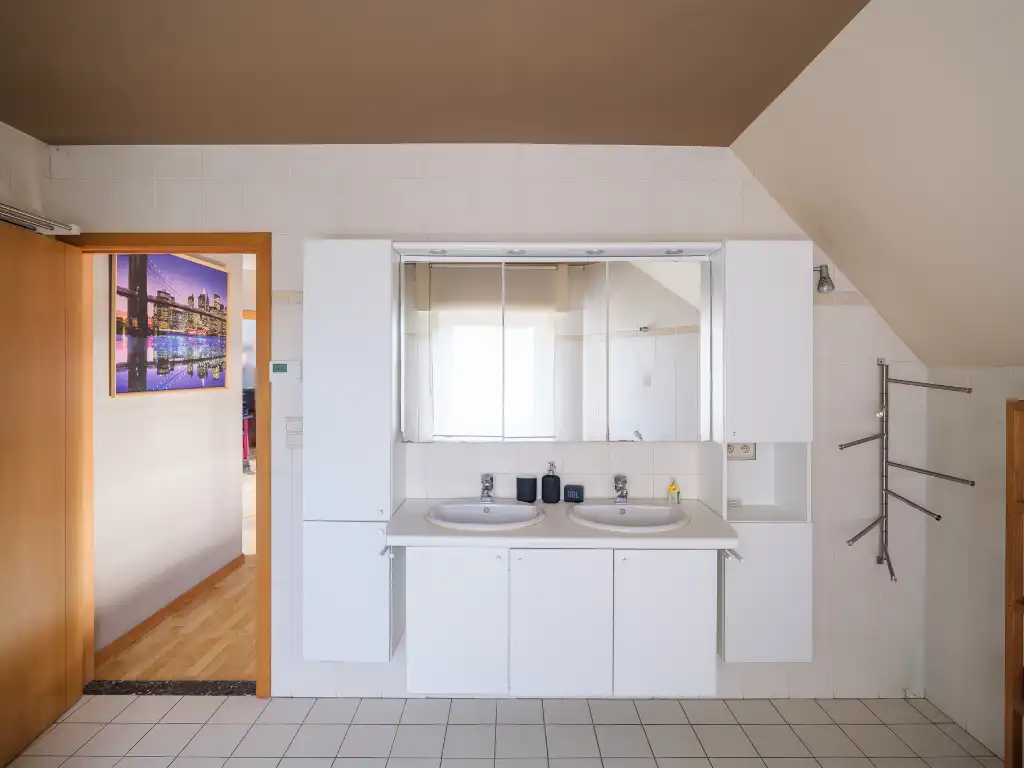 Karaktervolle gezinswoning met 4 slaapkamers, een bijbouw en een volwassen tuin foto 13