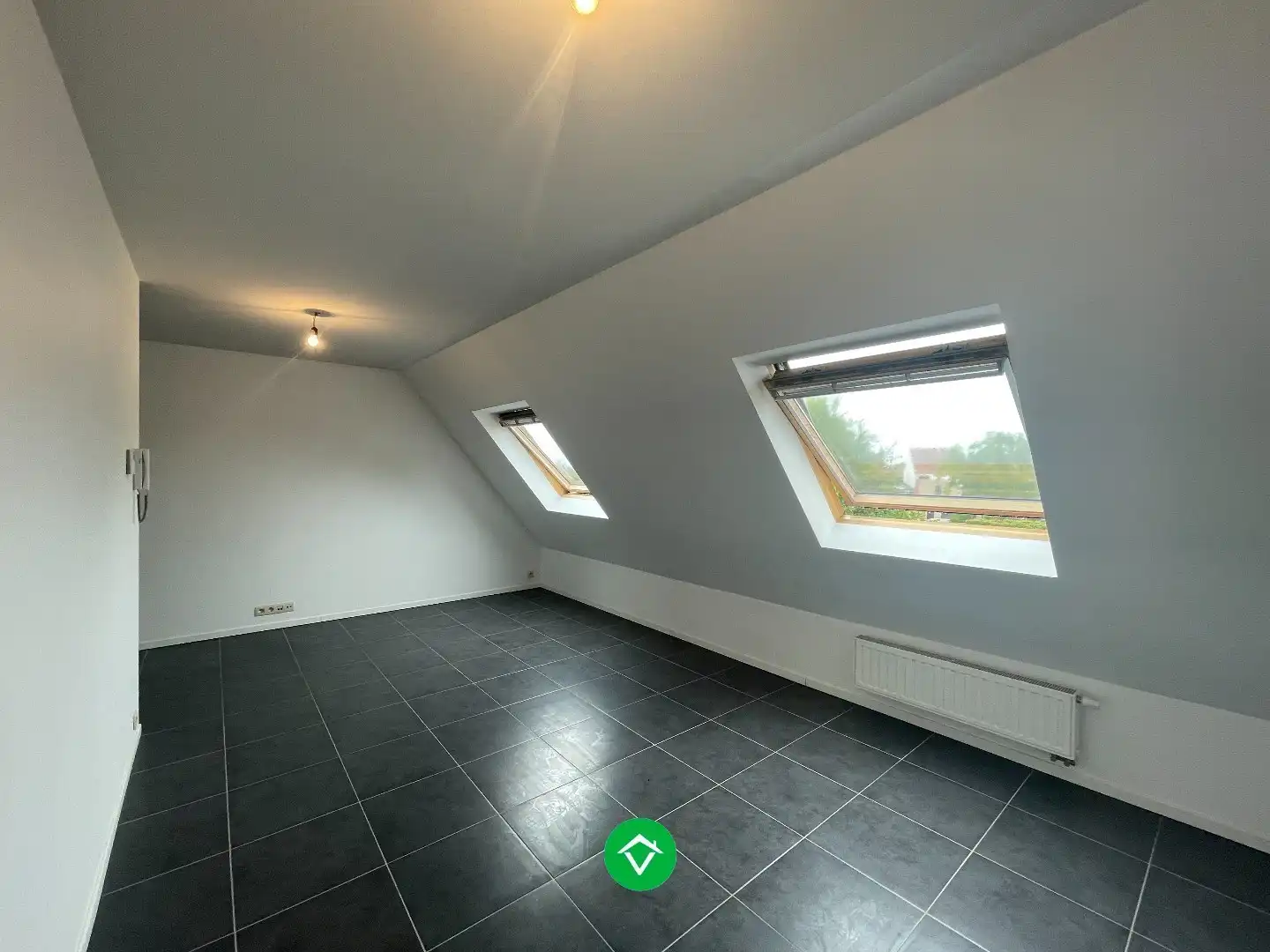 Rustig gelegen duplex appartement met 2 slaapkamers en autostaanplaats te Lichtervelde VRIJ 1/08/2026 foto 4