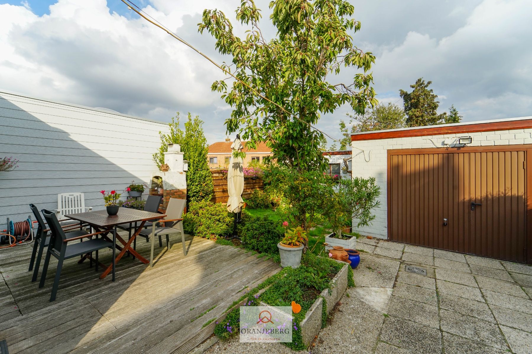 COMPROMIS IN OPMAAK! Charmante halfopen woning met oprit, tuin én garage te koop nabij UZ foto 21