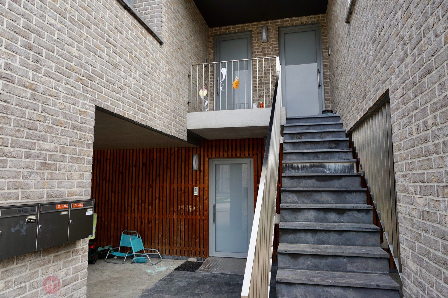 Recent goed gelegen duplexappartement met 2 slaapkamers, 3 grote terrassen en een autostaanplaats. foto 24