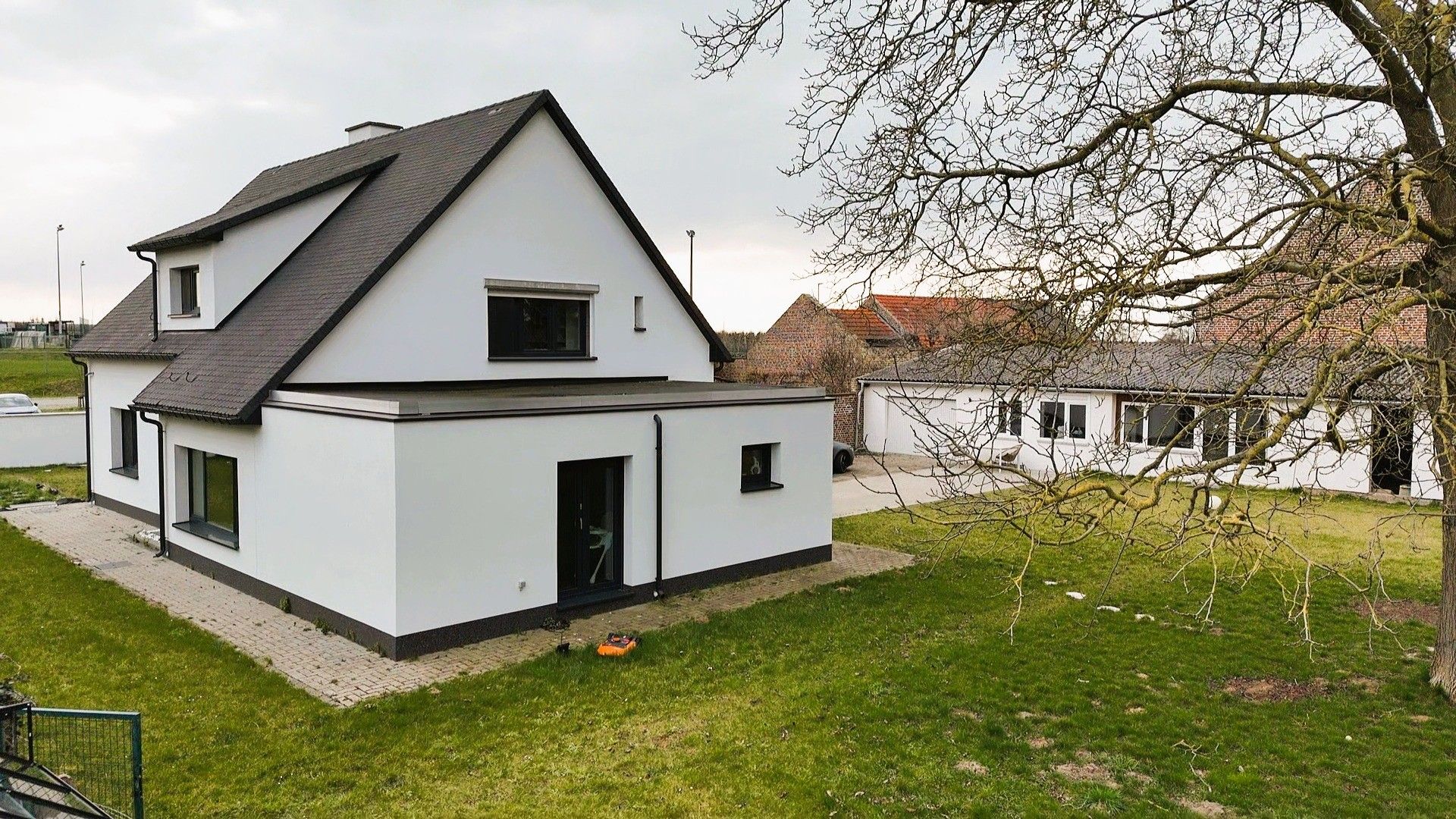 RUIME RUSTIG GELEGEN WONING MET 3 SLK EN POLYVALENT BIJGEBOUW OP 23A75CA. foto 3