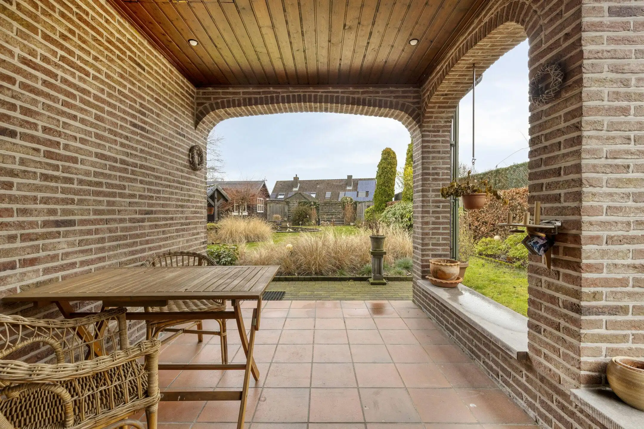 Verzorgde goed gelegen bungalow met grote garage en zolder foto 17