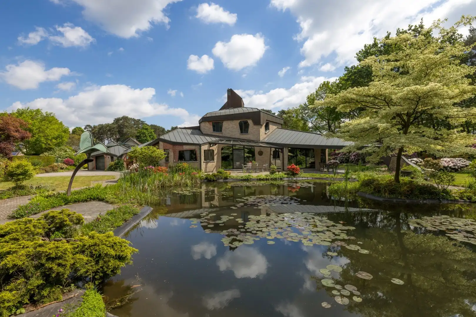 Een uitzonderlijke villa waar architectuur, natuur en kunst in perfecte harmonie samenkomen foto 2