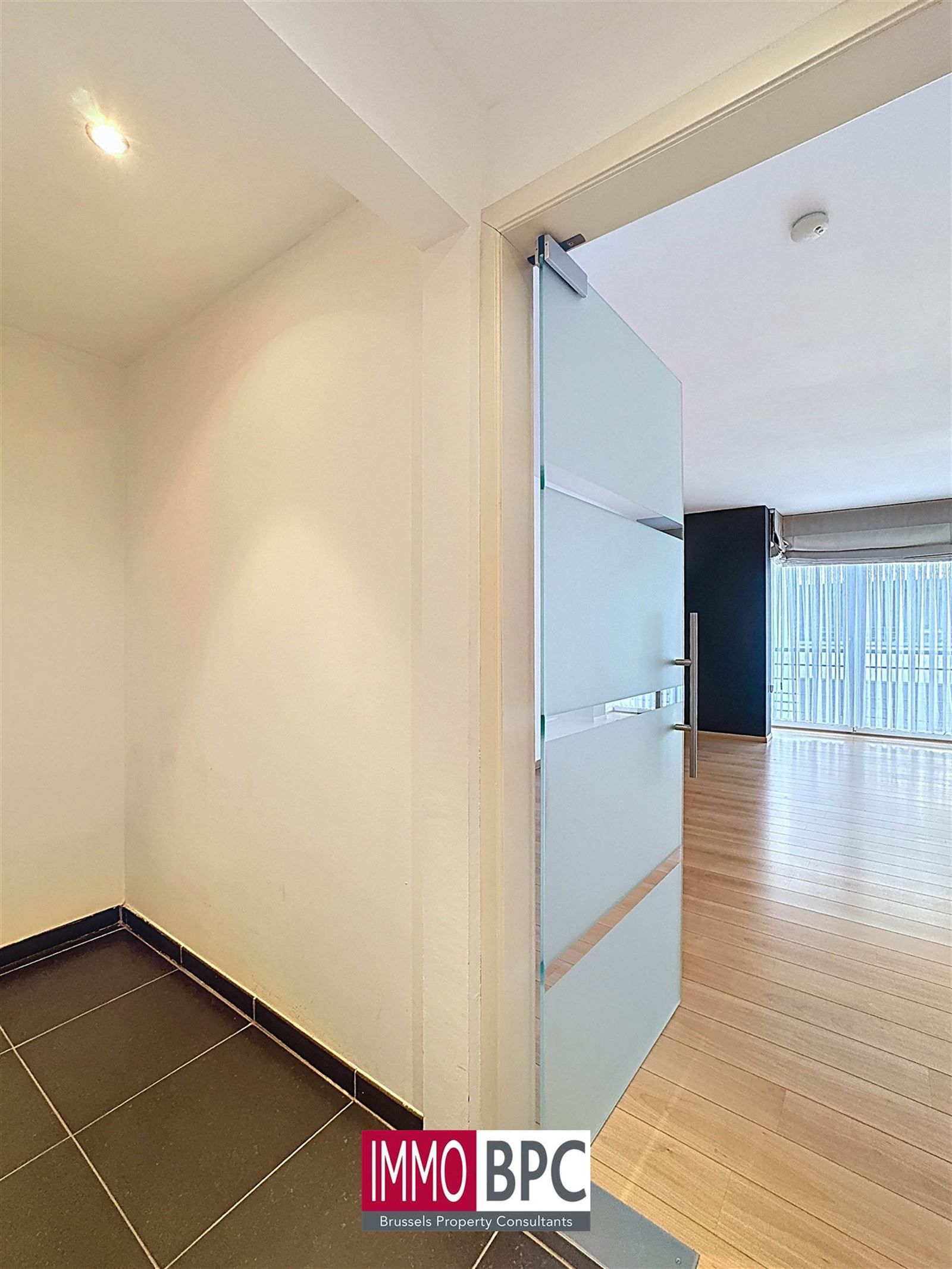 MODERN APPARTEMENT IN HARTJE JETTE – TOPLIGGING NABIJ PLACE MIRROR foto 12