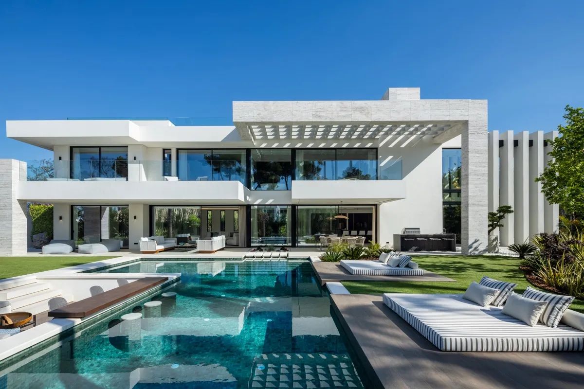 Een meesterwerk van moderne luxe: ontdek deze unieke villa in Nueva Andalucía foto 2