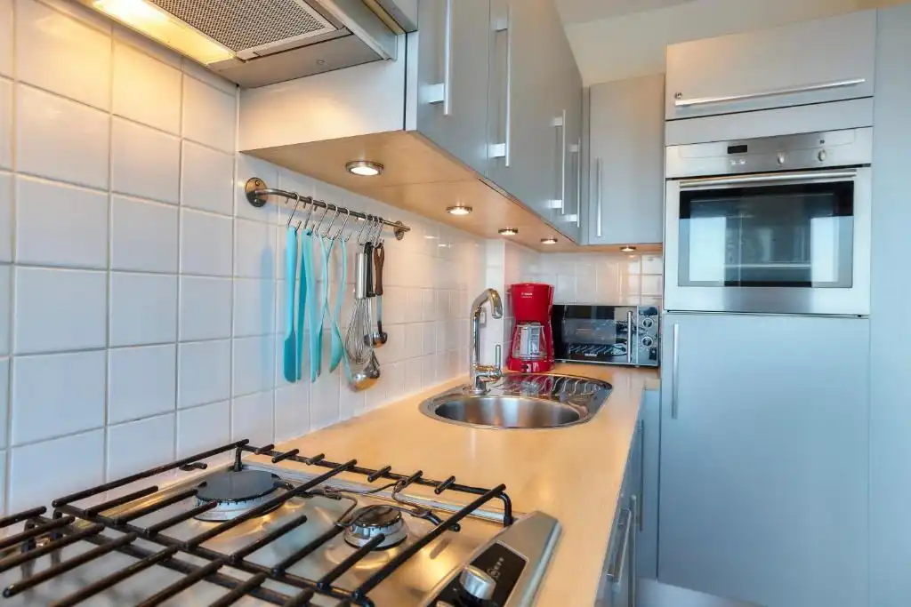 INSTAPKLARE STUDIO MET SCHITTEREND ZICHT OP ZEE  foto 19