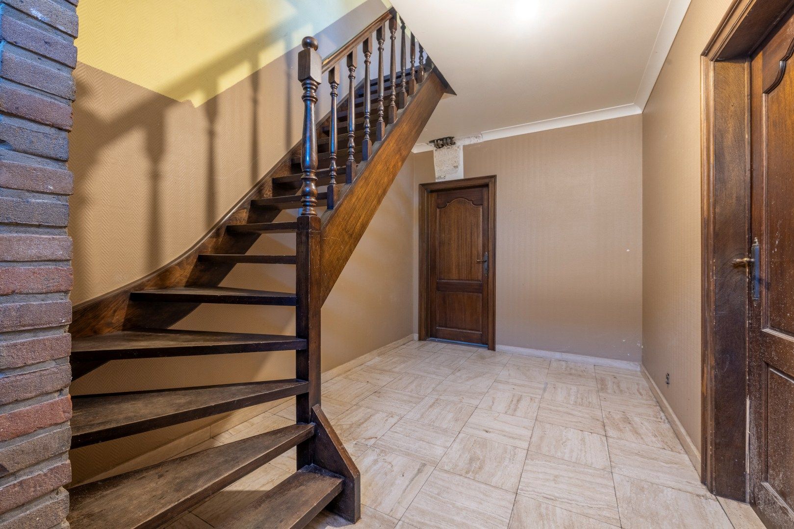 Gezellige bel-etage woning met 4 slk, grote garage en tuin foto 2