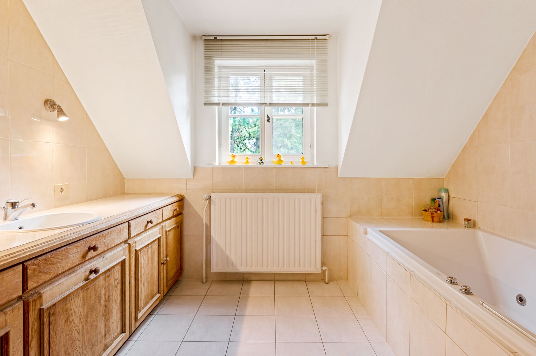 Ruime villa met aparte praktijkruimte op ca. 2.168 m2. foto 21