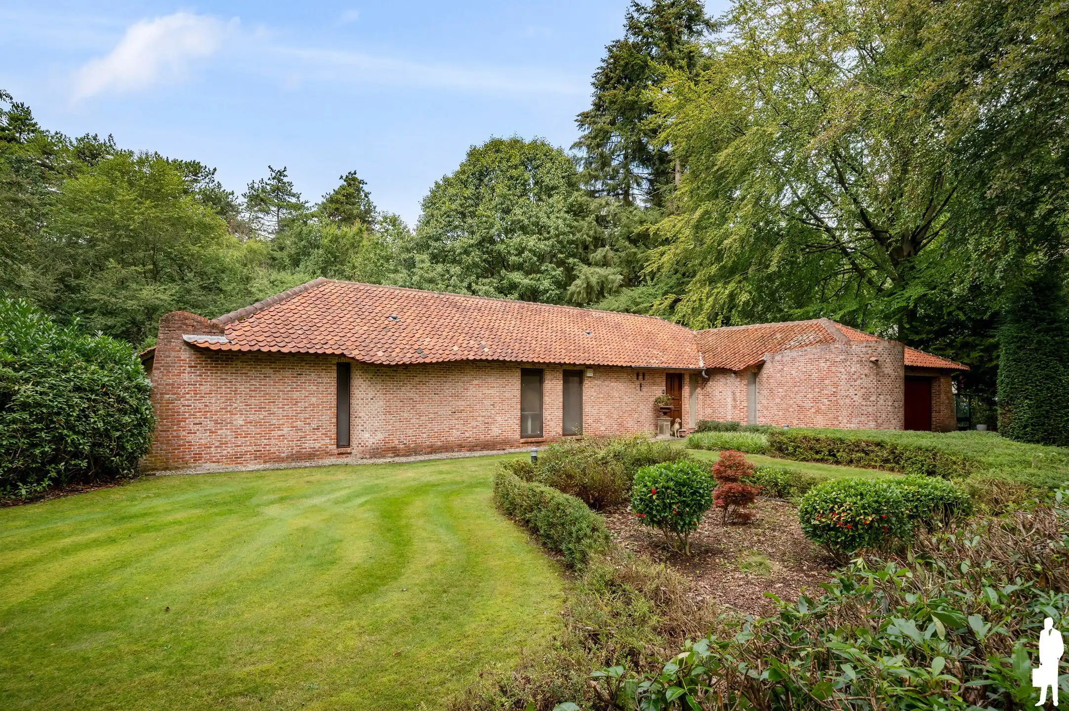 Karaktervolle gelijkvloerse villa op ca. 2.000 m² in zeer rustige, gegeerde en autoluwe wijk Dennendael en dichtbij het natuurgebied foto 3