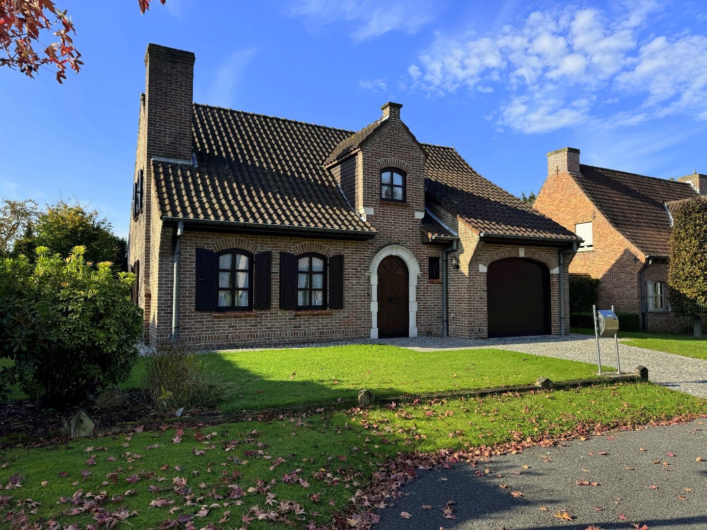 Hoofdfoto van de publicatie: Villa met 4 slaapkamers, garage en zonnige tuin te koop in residentiële omgeving vlakbij Gullegem-centrum