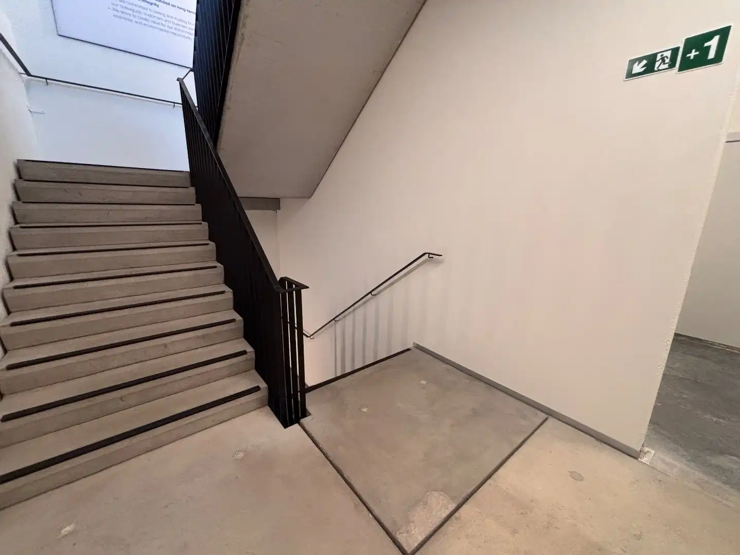 Modern en veelzijdig kantoorgebouw van 675m² te huur – Pottelberg foto 10