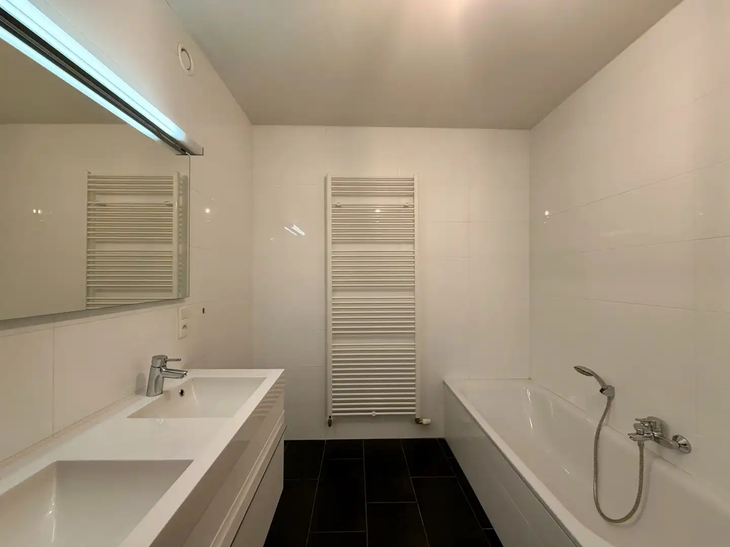 Instapklaar tweeslaapkamerappartement met terras & autostaanplaats te Brugge! foto 12