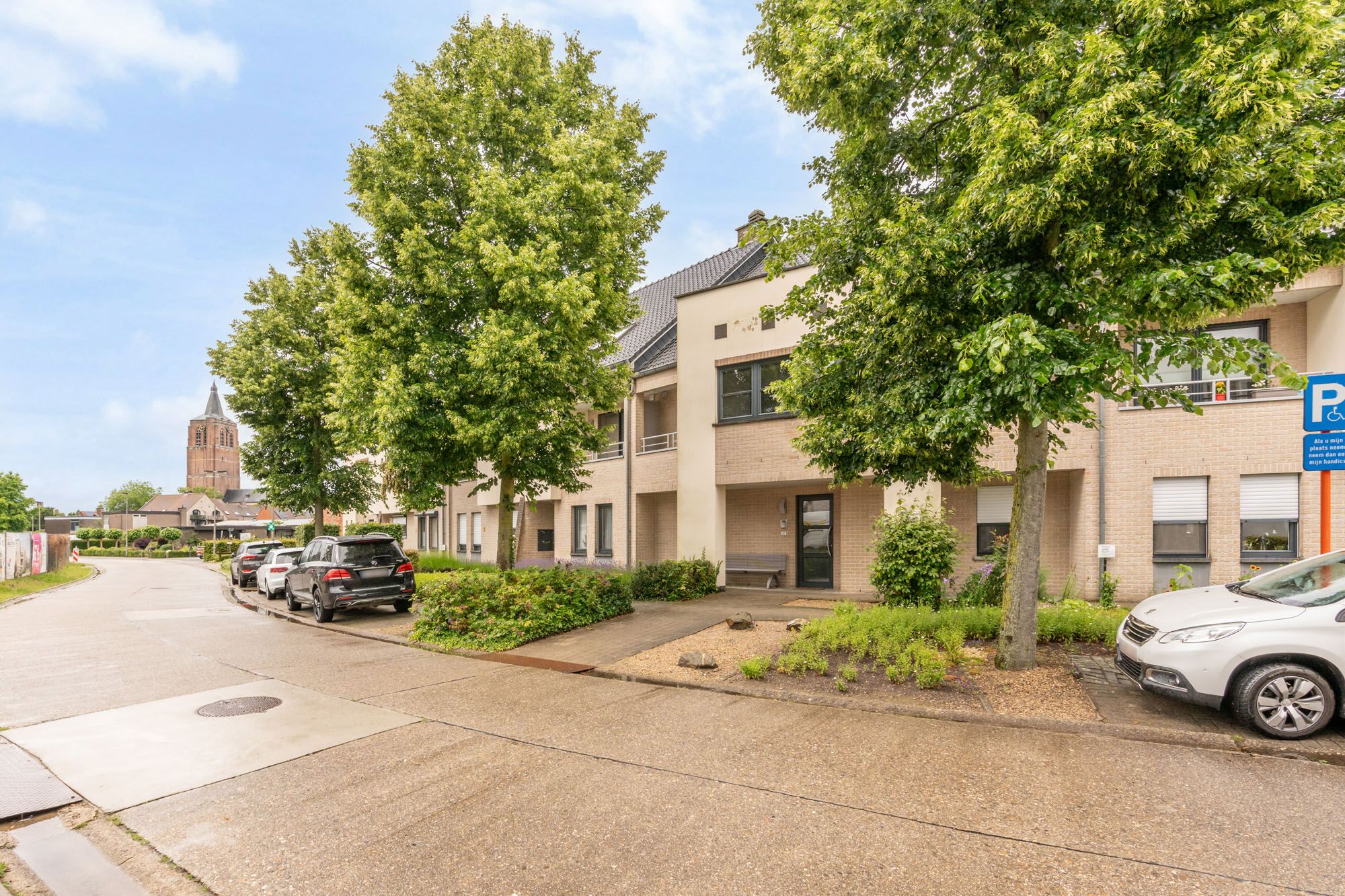 Perfect onderhouden en instapklaar triplex appartement met privatieve inkomhal, aangename woonkamer, praktische keuken, 2 ruime slaapkamers en fijn zonneterras! Het appartement is rustig gelegen vlak aan het centrum van Peer. foto 5