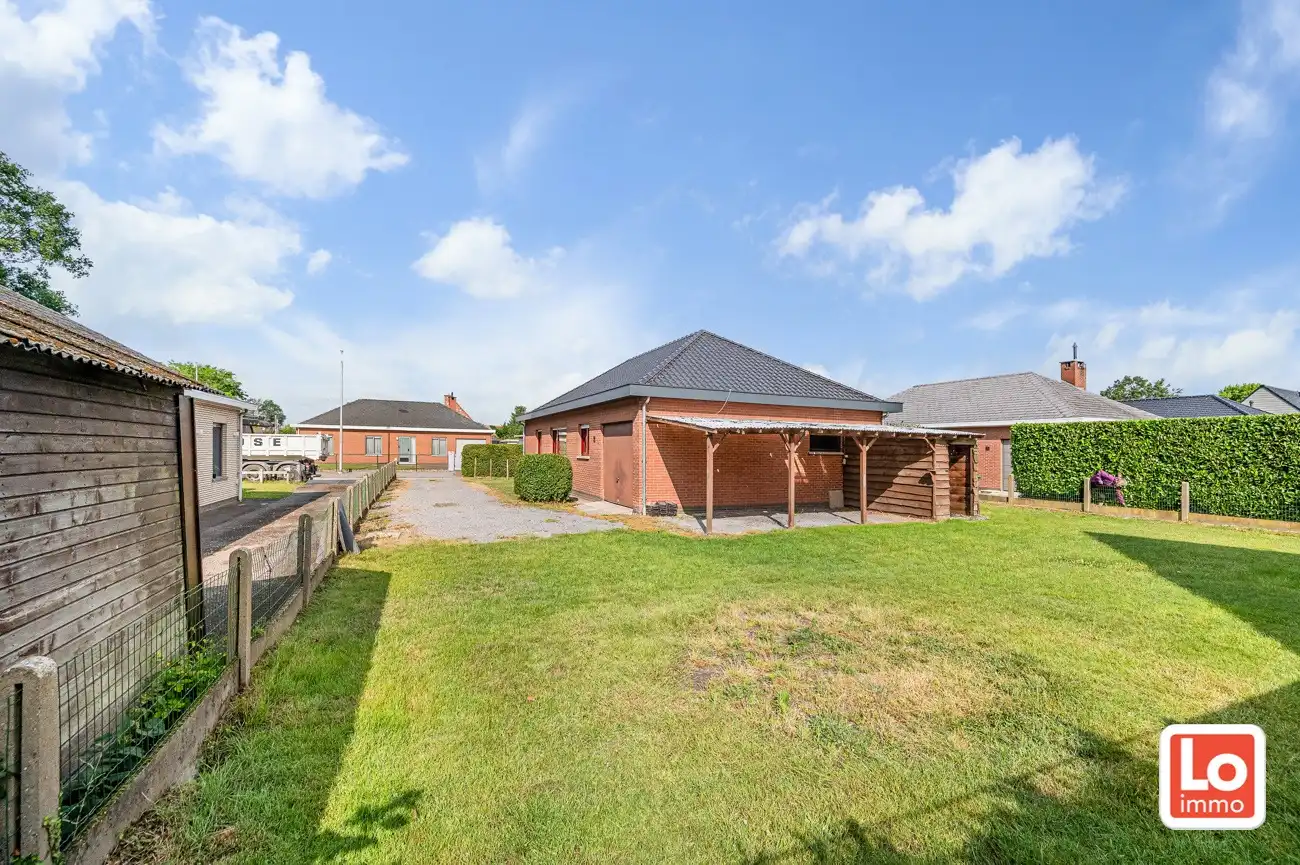 VERKOCHT! Degelijke open gelijkvloerse bebouwing met inpandige garage op een toplocatie in Lochristi! foto 2