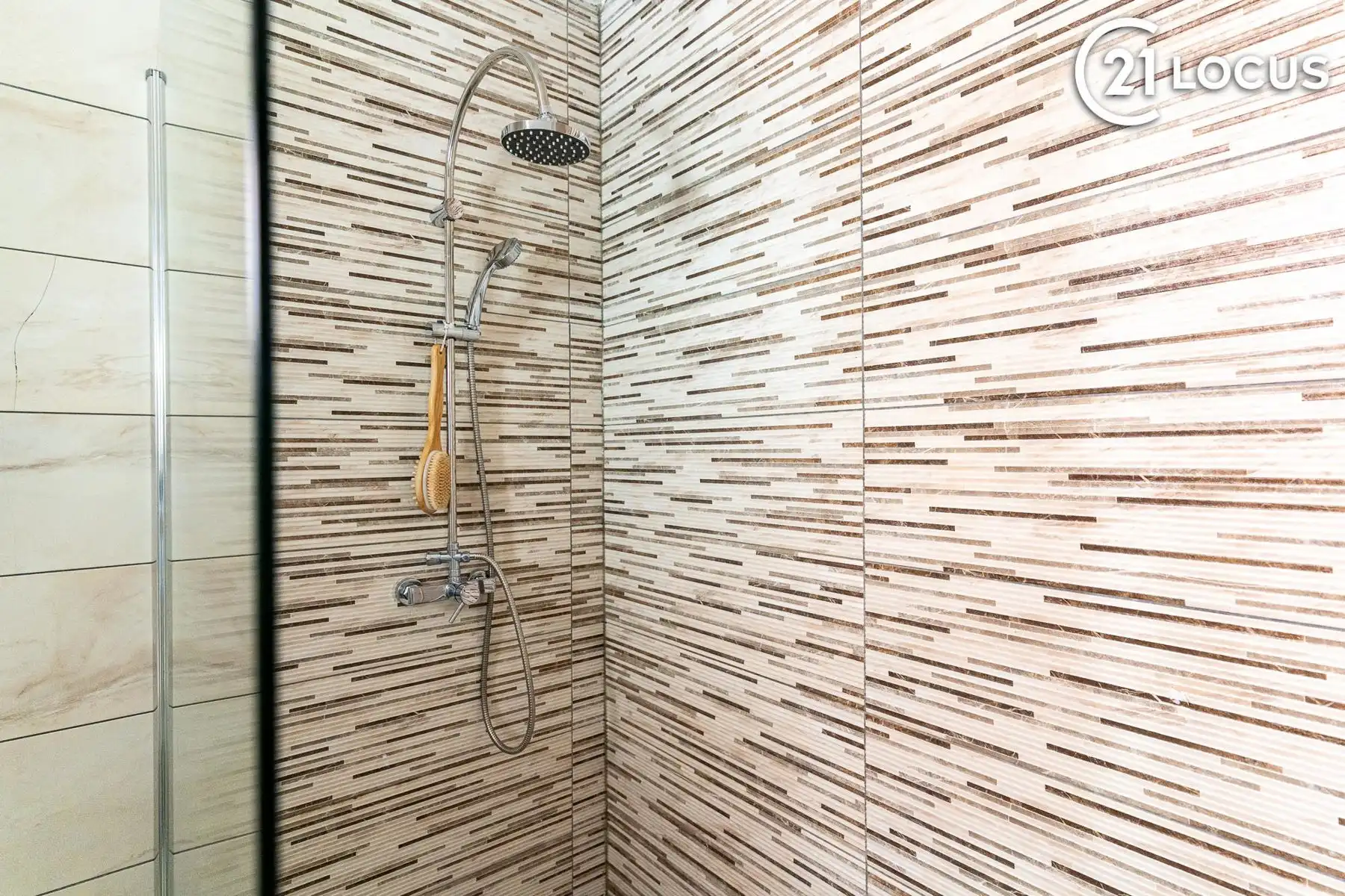 Instapklare gezinswoning met 4 slaapkamers in Zwijndrecht foto 2