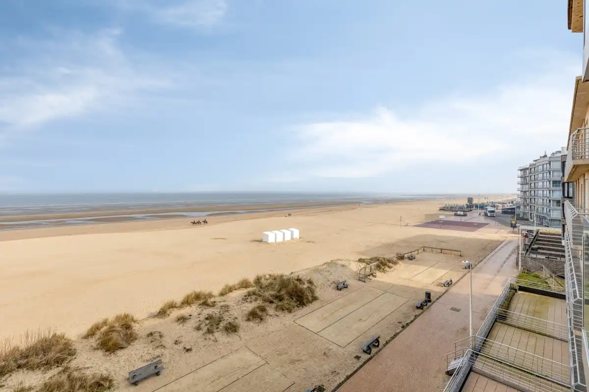 Volledig gerenoveerd tweeslaapkamer appartement op de zeedijk! foto 14