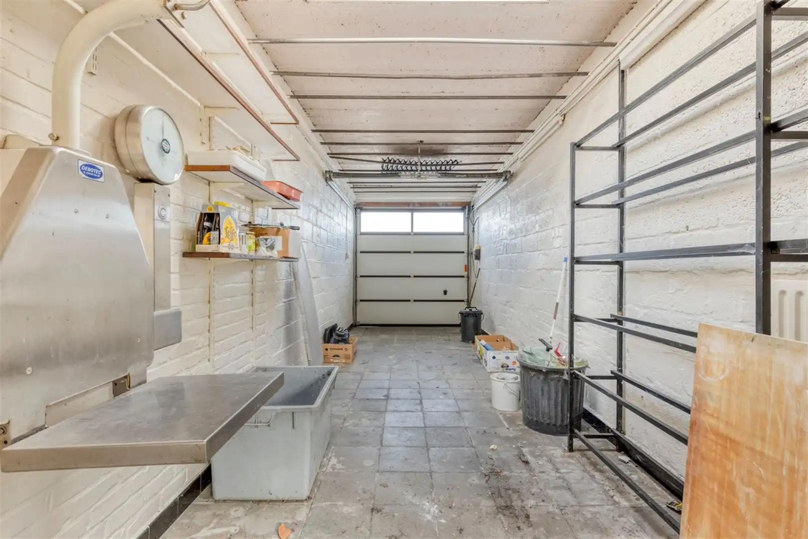 op te frissen ééngezinswoning met tuin en dubbele garage. Vroegere slagerij met woonst. foto 28