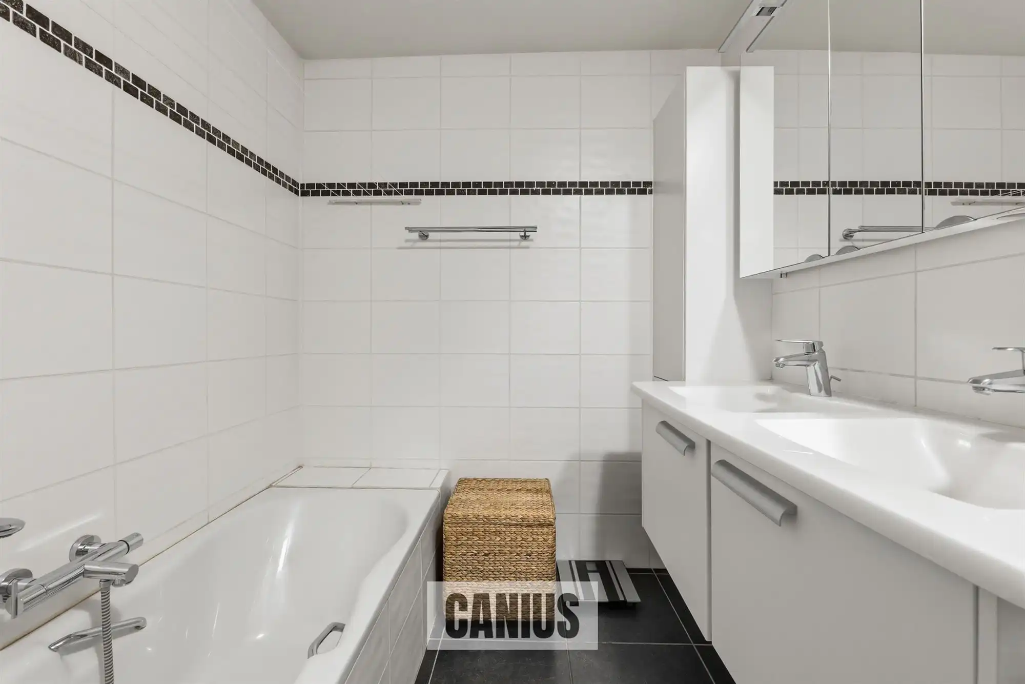 STIJLVOL GELIJKVLOERS APPARTEMENT MET DRIE SLAAPKAMERS foto 13