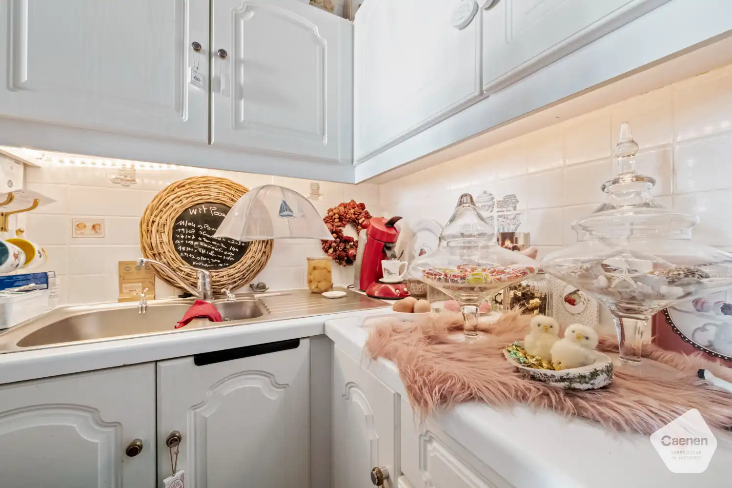 Op te frissen centraal gelegen 2 slaapkamer appartement foto 8