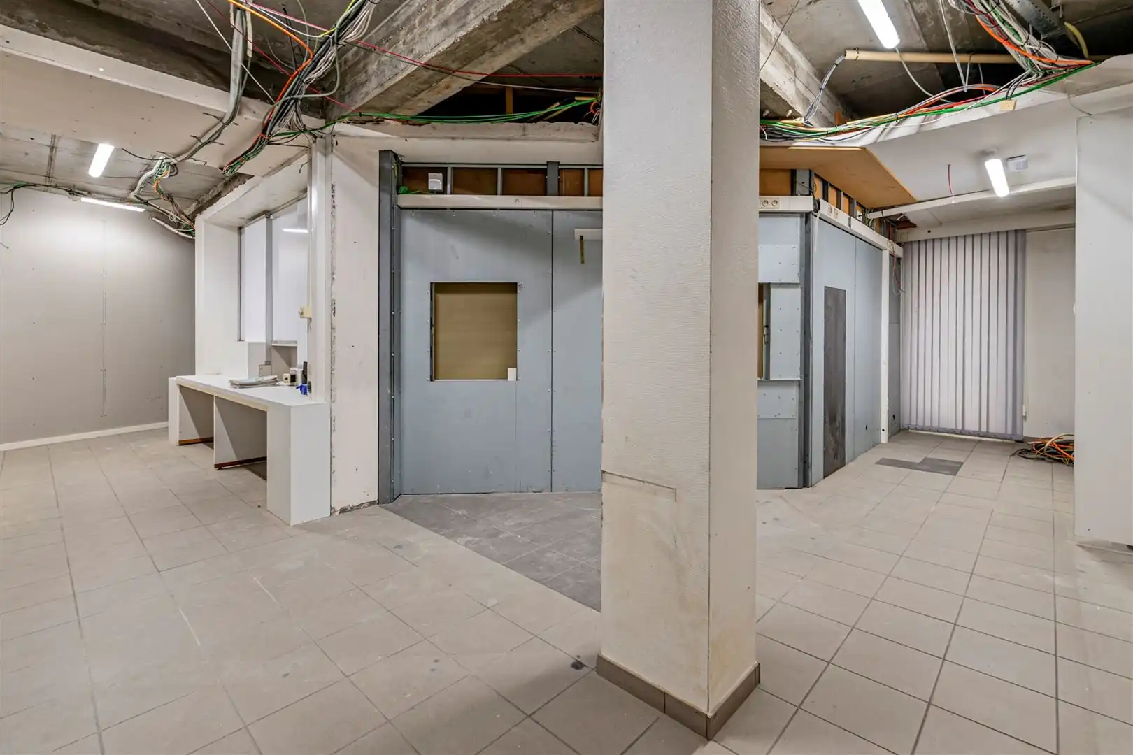 Centraal gelegen zeer ruim commercieel pand met 5 parkeerplaatsen foto 5