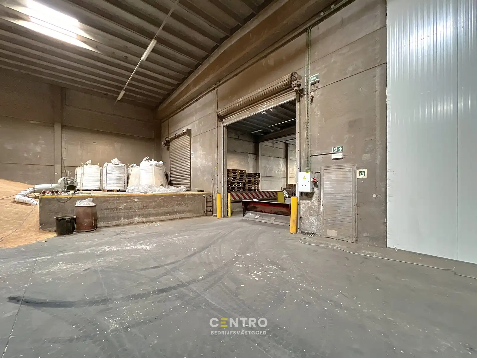Magazijn van 600m² met laadkade TE HUUR , te Kerkhove (Avelgem). foto 2