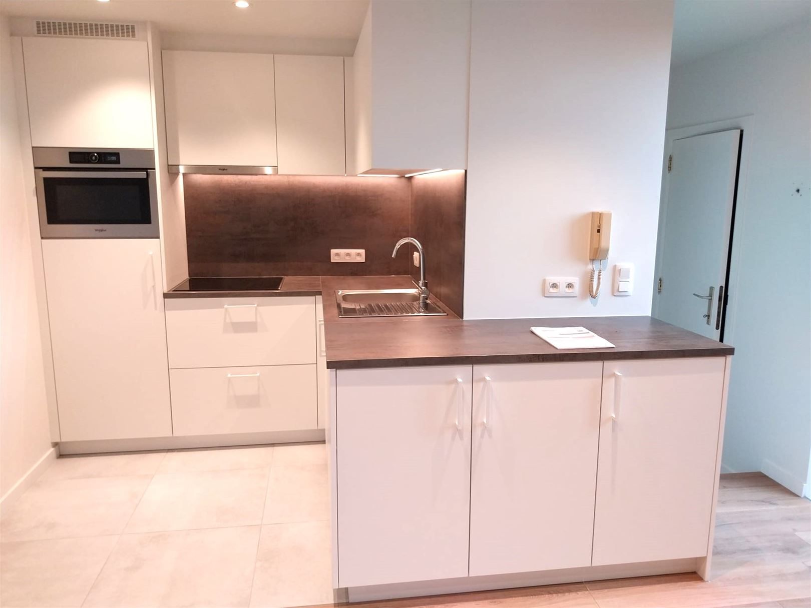 TE HUUR: Volledig gerenoveerd appartement met 1 slaapkamer te Munsterbilzen! foto 3