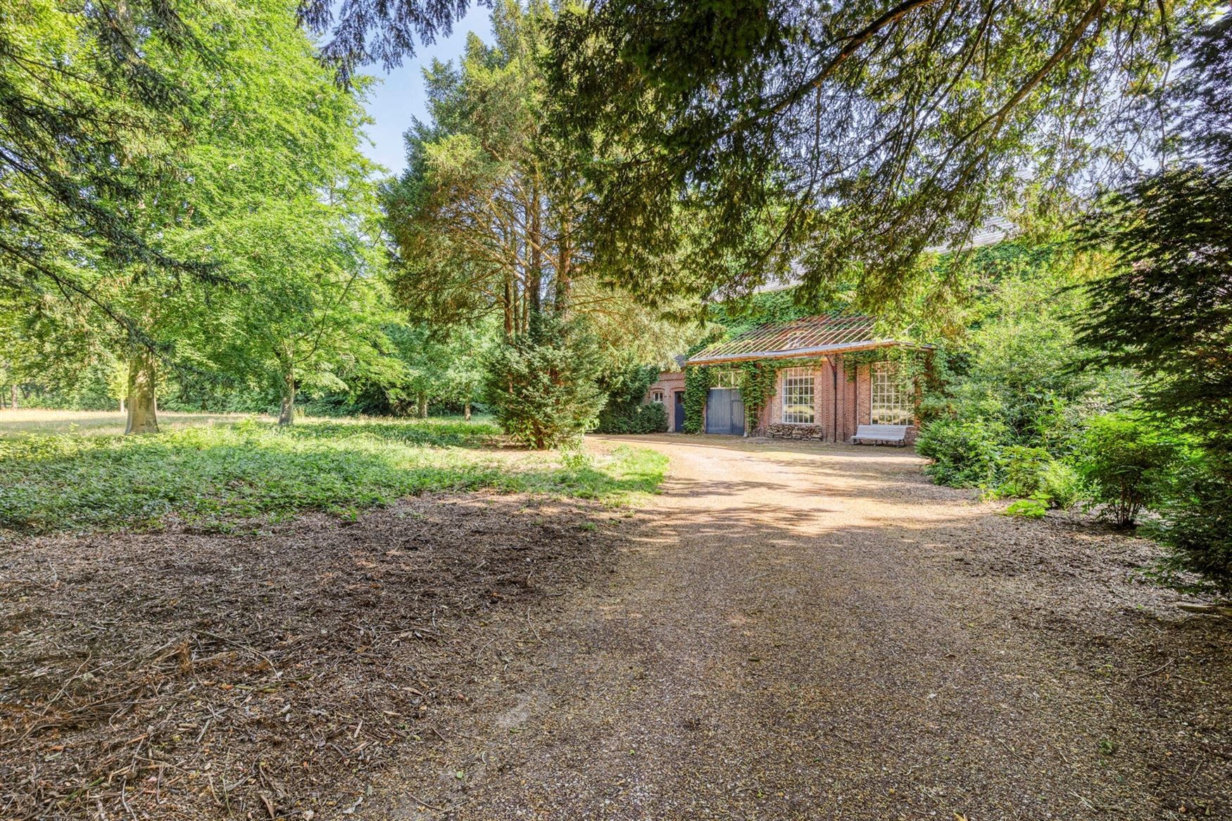 Uitzonderlijk koetshuis op kasteeldomein in Hansbeke, 487m² puur woongenot foto 3