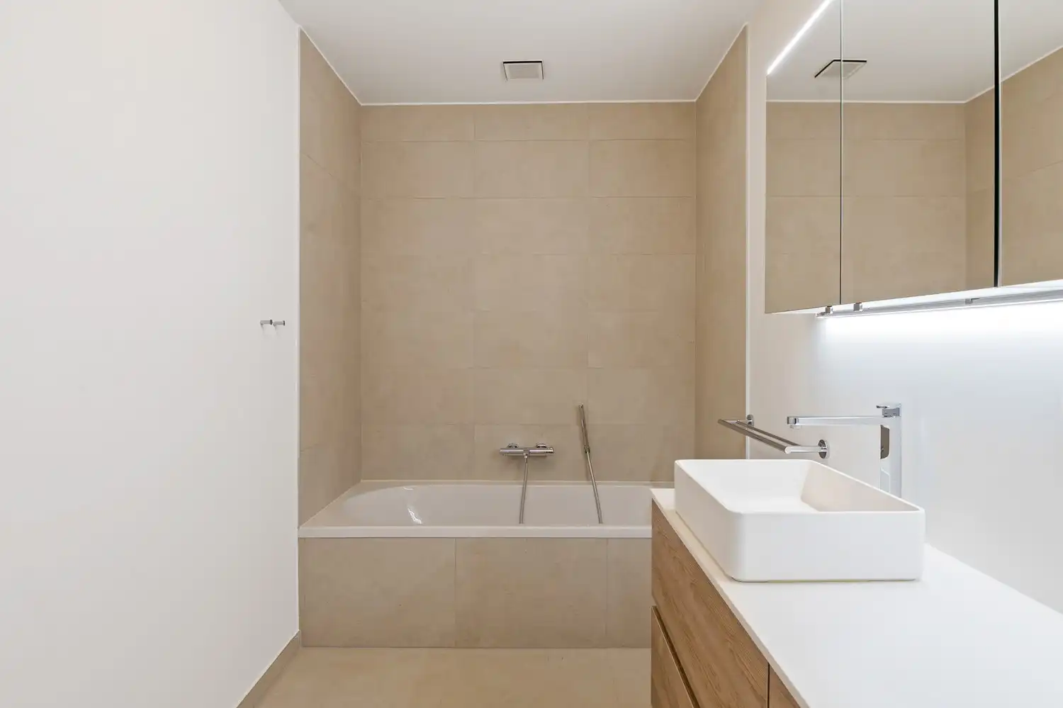 Prachtig appartement met 3 slpkrs en 2 bdkrs in centrum Putte foto 10